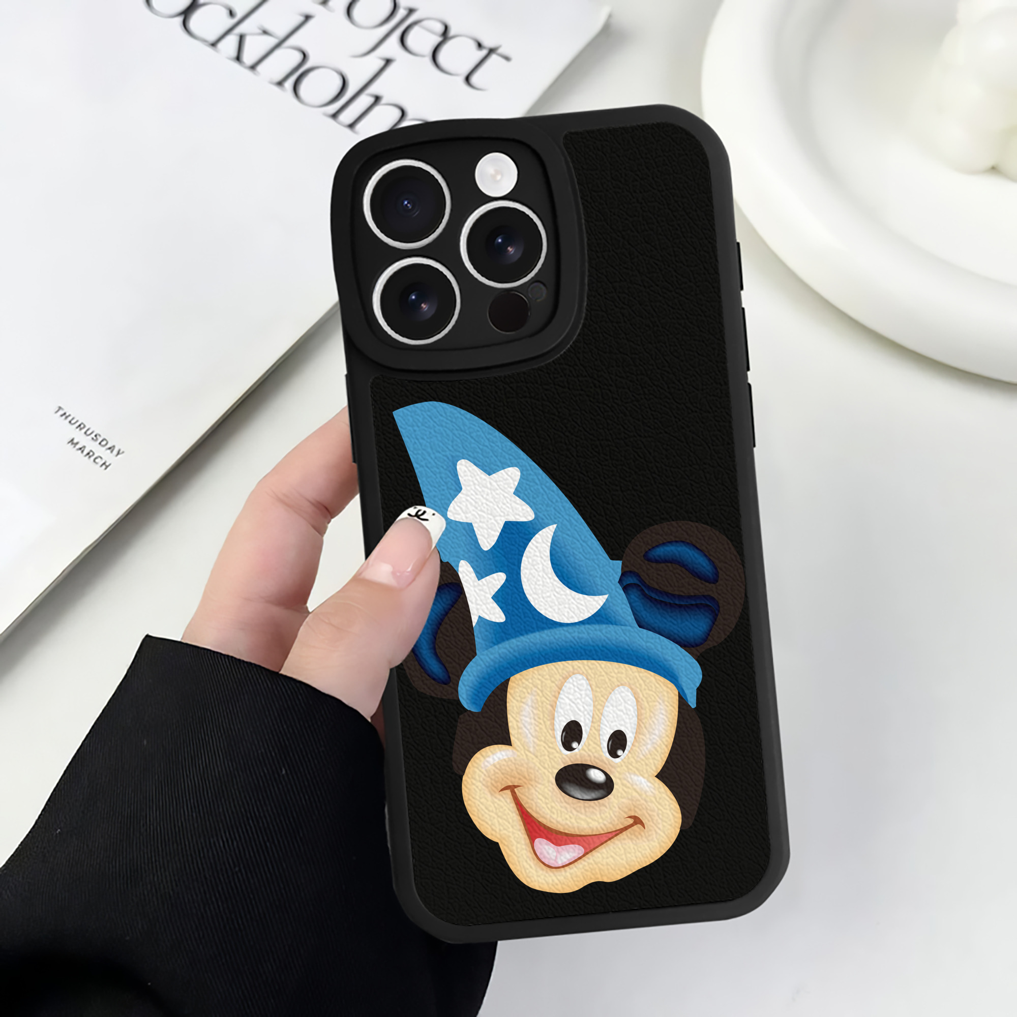 （画像用） ミッキーマウス Mickey Mouse 【iPhone 16シリーズ対応】シリコンスマホケース（レザー調） 材質：シリコン